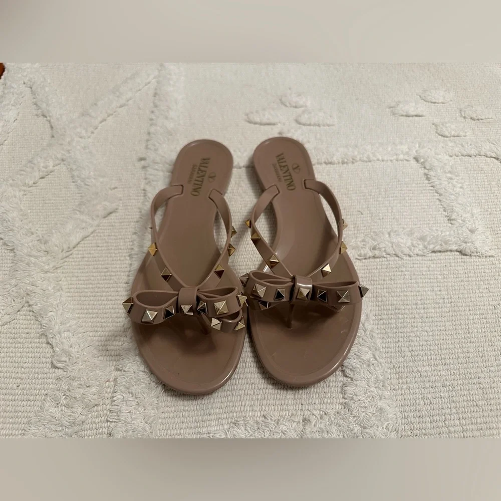 VALENTINO: RUBBER ROCKSTUD THONG - Picture 7 of 9